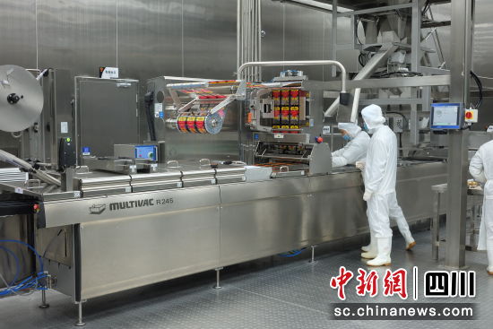 張飛牛肉生產(chǎn)車間。(活動主辦方 供圖)