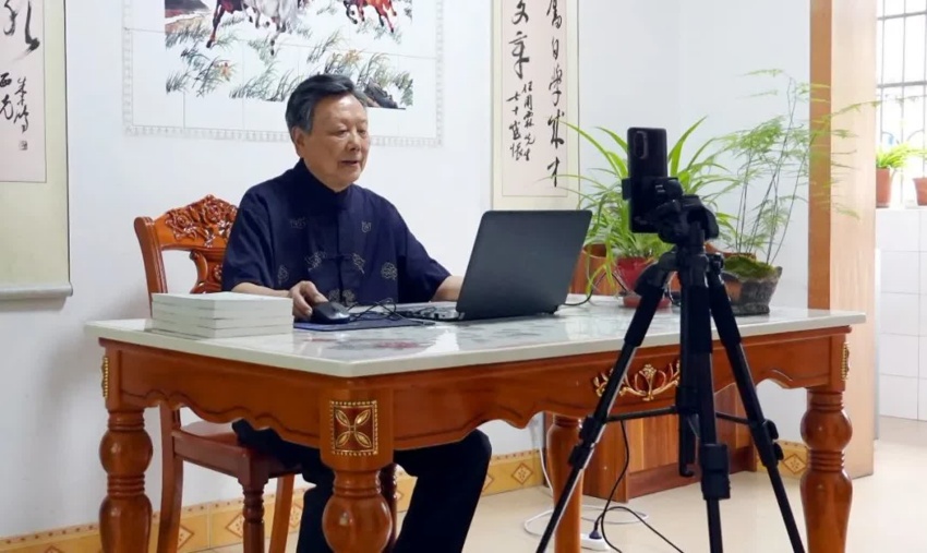 4.任用霖自學(xué)直播，用新技術(shù)創(chuàng)新國學(xué)傳承。西充縣煙草專賣局供圖