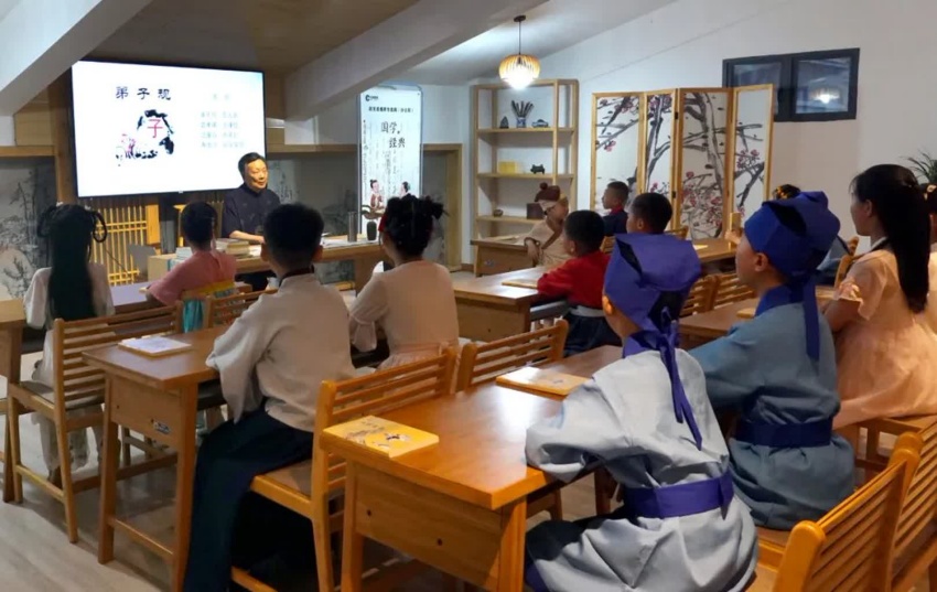2.任用霖給孩子們上國學(xué)課。西充縣煙草專賣局供圖