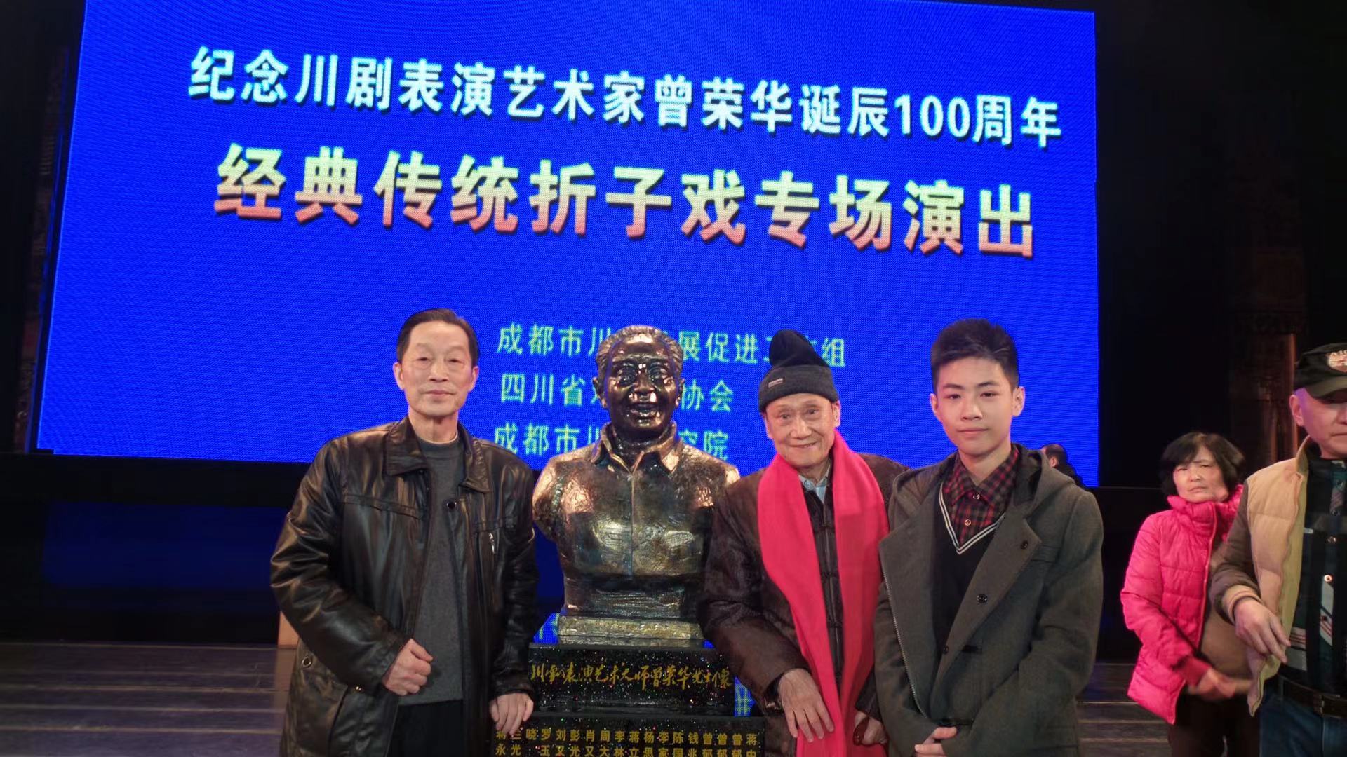 王裕仁與外公（左一）、師爺?shù)暮险?jpg